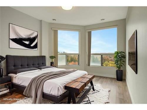 805-255 Keats Way, Waterloo, ON - Indoor Photo Showing Bedroom