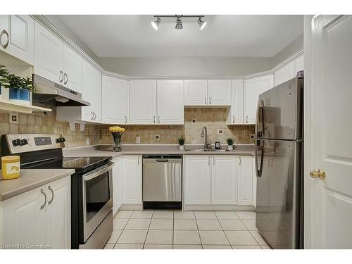 805-255 Keats Way, Waterloo, ON - Indoor Photo Showing Kitchen