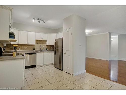 805-255 Keats Way, Waterloo, ON - Indoor Photo Showing Kitchen