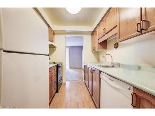 17-465 Woolwich Street N, Waterloo, ON - Indoor Photo Showing Kitchen