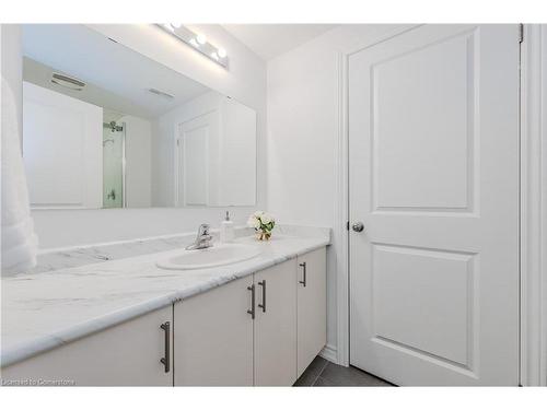 4-403 Westwood Drive, Kitchener, ON - Indoor Photo Showing Bathroom