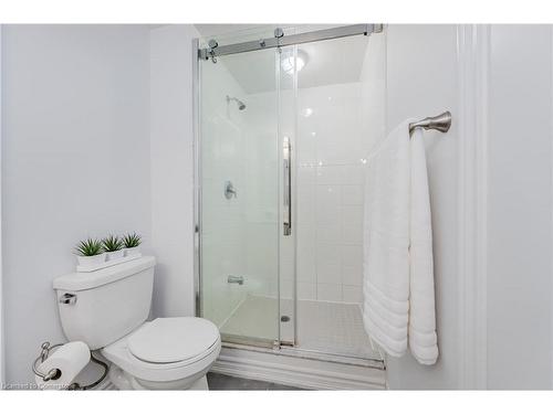 4-403 Westwood Drive, Kitchener, ON - Indoor Photo Showing Bathroom