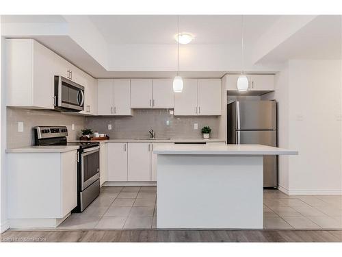 4-403 Westwood Drive, Kitchener, ON - Indoor Photo Showing Kitchen With Stainless Steel Kitchen With Upgraded Kitchen