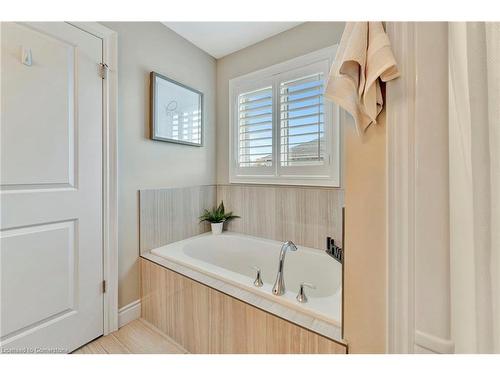 200 Birkinshaw Road, Cambridge, ON - Indoor Photo Showing Bathroom