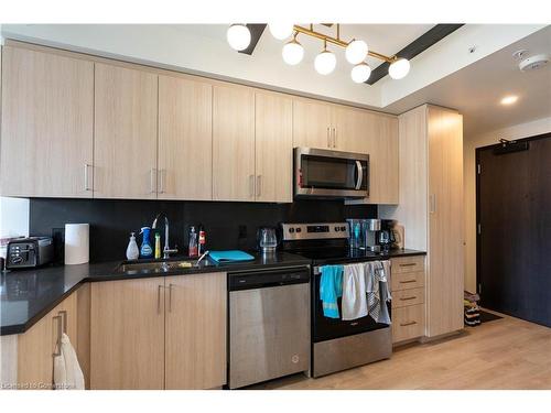 835-145 Columbia St W Street W, Waterloo, ON - Indoor Photo Showing Kitchen With Stainless Steel Kitchen