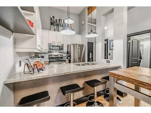 209-24 Cedar Street, Cambridge, ON - Indoor Photo Showing Kitchen With Upgraded Kitchen