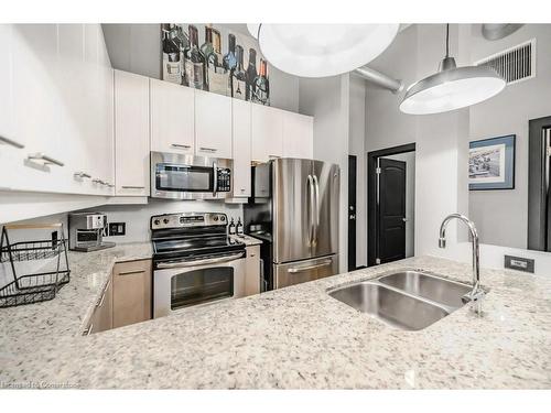 209-24 Cedar Street, Cambridge, ON - Indoor Photo Showing Kitchen With Stainless Steel Kitchen With Double Sink With Upgraded Kitchen