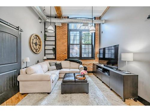 209-24 Cedar Street, Cambridge, ON - Indoor Photo Showing Living Room