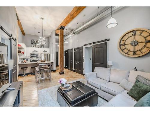 209-24 Cedar Street, Cambridge, ON - Indoor Photo Showing Living Room