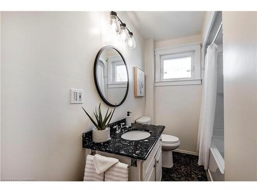 126 Redford Crescent, Stratford, ON - Indoor Photo Showing Bathroom