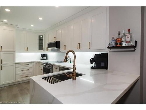 598 Pinedale Avenue, Burlington, ON - Indoor Photo Showing Kitchen With Double Sink With Upgraded Kitchen