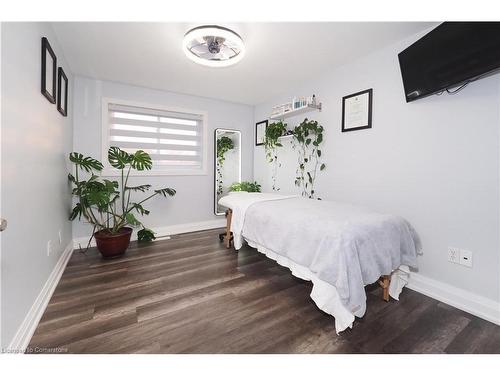 598 Pinedale Avenue, Burlington, ON - Indoor Photo Showing Bedroom