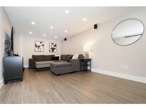 598 Pinedale Avenue, Burlington, ON - Indoor Photo Showing Living Room