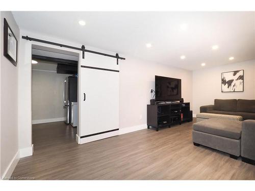 598 Pinedale Avenue, Burlington, ON - Indoor Photo Showing Living Room