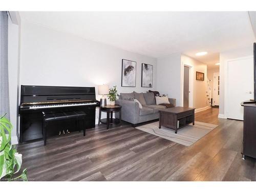 598 Pinedale Avenue, Burlington, ON - Indoor Photo Showing Living Room