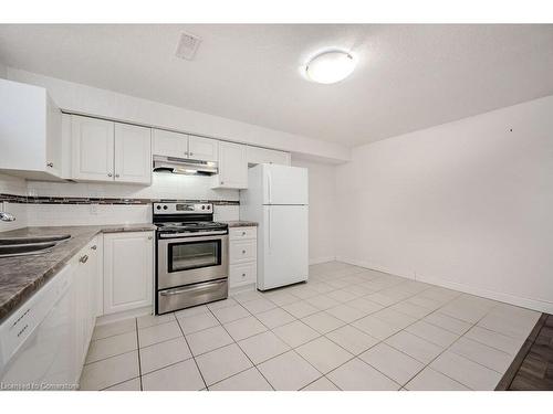 B-286 Carriage Way, Waterloo, ON - Indoor Photo Showing Kitchen