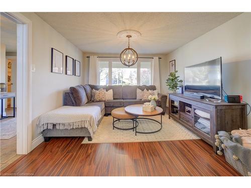 47 Manor Drive, Kitchener, ON - Indoor Photo Showing Living Room