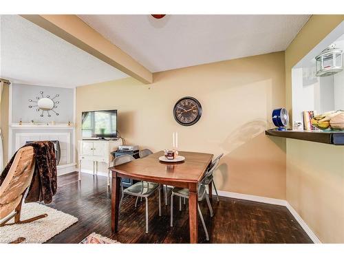 28-201 Silvercreek Parkway N, Guelph, ON - Indoor Photo Showing Dining Room