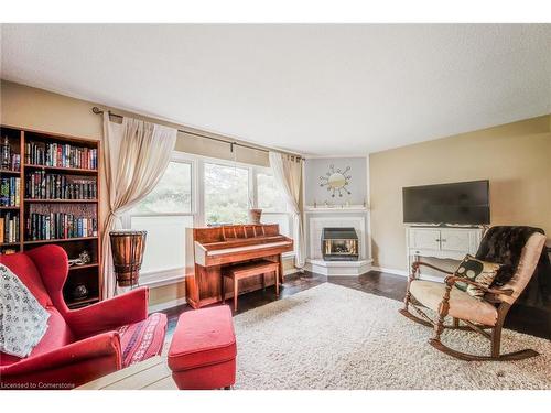 28-201 Silvercreek Parkway N, Guelph, ON - Indoor Photo Showing Living Room With Fireplace