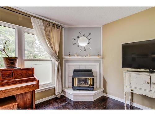 28-201 Silvercreek Parkway N, Guelph, ON - Indoor Photo Showing Living Room With Fireplace