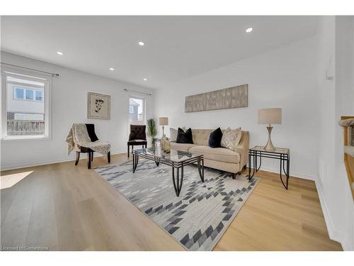 265 Pineglen Crescent, Kitchener, ON - Indoor Photo Showing Living Room