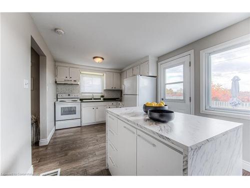 A-207 Foxhunt Road, Waterloo, ON - Indoor Photo Showing Kitchen