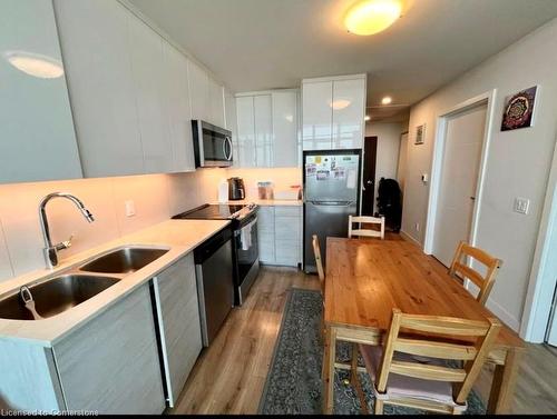 3606-60 Frederick Street, Kitchener, ON - Indoor Photo Showing Kitchen With Stainless Steel Kitchen With Double Sink With Upgraded Kitchen