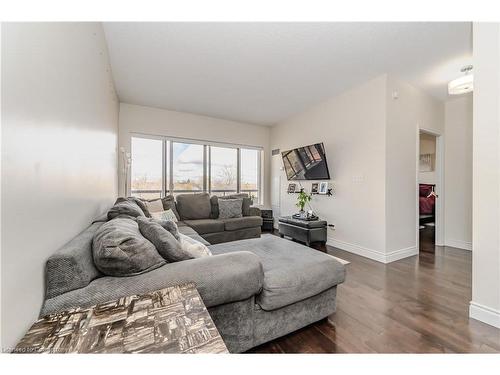 807-170 Water Street N, Cambridge, ON - Indoor Photo Showing Living Room