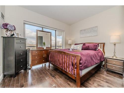 807-170 Water Street N, Cambridge, ON - Indoor Photo Showing Bedroom