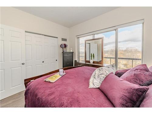 807-170 Water Street N, Cambridge, ON - Indoor Photo Showing Bedroom