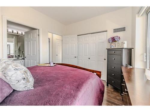 807-170 Water Street N, Cambridge, ON - Indoor Photo Showing Bedroom