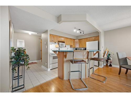 501-688 Preston Parkway, Cambridge, ON - Indoor Photo Showing Kitchen