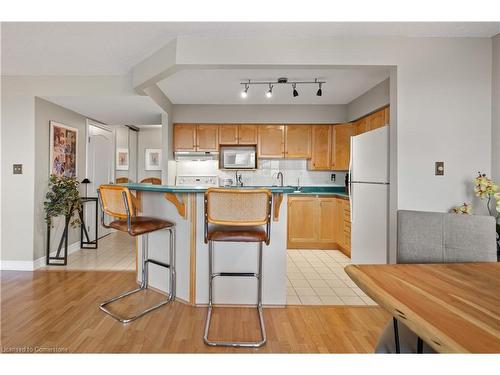 501-688 Preston Parkway, Cambridge, ON - Indoor Photo Showing Kitchen