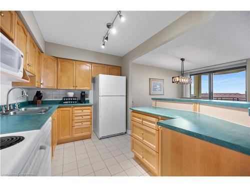 501-688 Preston Parkway, Cambridge, ON - Indoor Photo Showing Kitchen With Double Sink