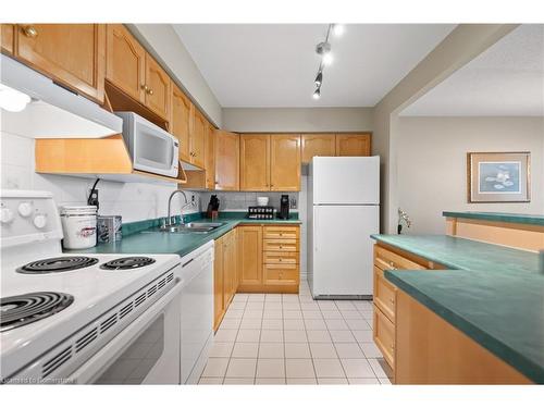 501-688 Preston Parkway, Cambridge, ON - Indoor Photo Showing Kitchen