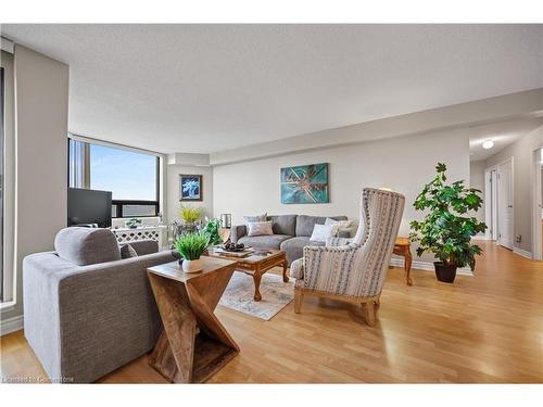 501-688 Preston Parkway, Cambridge, ON - Indoor Photo Showing Living Room