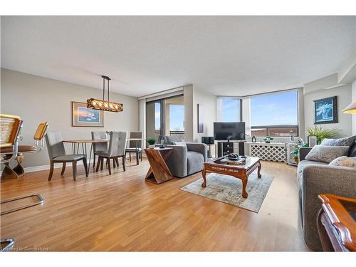 501-688 Preston Parkway, Cambridge, ON - Indoor Photo Showing Living Room