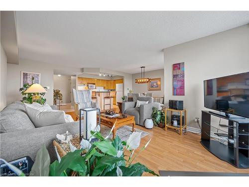 501-688 Preston Parkway, Cambridge, ON - Indoor Photo Showing Living Room