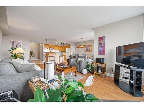 501-688 Preston Parkway, Cambridge, ON - Indoor Photo Showing Living Room