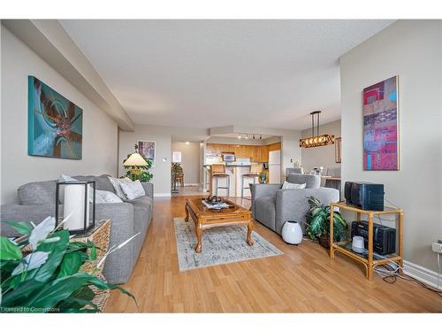 501-688 Preston Parkway, Cambridge, ON - Indoor Photo Showing Living Room