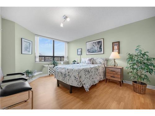 501-688 Preston Parkway, Cambridge, ON - Indoor Photo Showing Bedroom