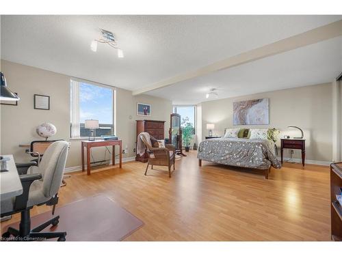 501-688 Preston Parkway, Cambridge, ON - Indoor Photo Showing Bedroom