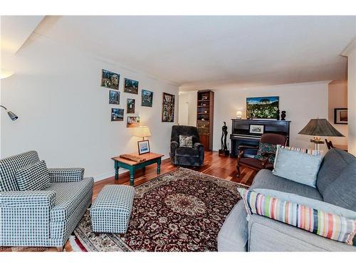 203-265 Westcourt Place, Waterloo, ON - Indoor Photo Showing Living Room