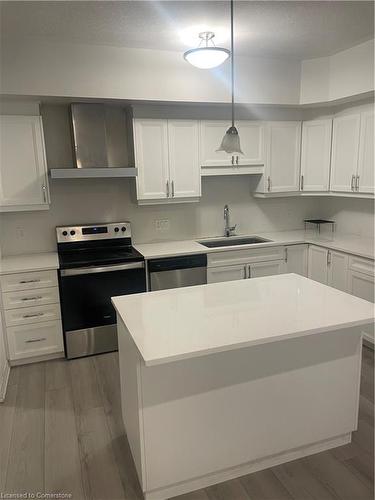 121-25 Isherwood Avenue, Cambridge, ON - Indoor Photo Showing Kitchen