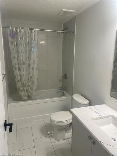 121-25 Isherwood Avenue, Cambridge, ON - Indoor Photo Showing Bathroom