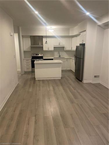 121-25 Isherwood Avenue, Cambridge, ON - Indoor Photo Showing Kitchen