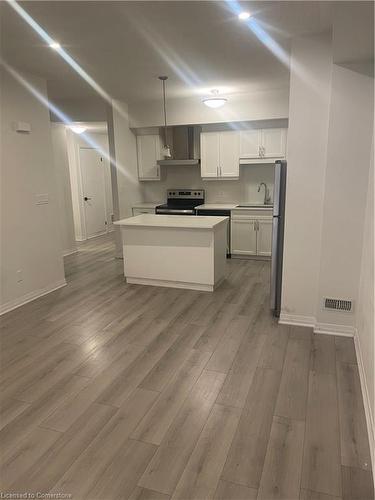 121-25 Isherwood Avenue, Cambridge, ON - Indoor Photo Showing Kitchen