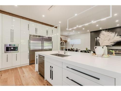 320 Otterbein Road, Kitchener, ON - Indoor Photo Showing Kitchen With Upgraded Kitchen