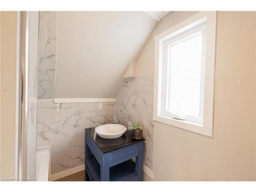 24 Stafford Street, Woodstock, ON - Indoor Photo Showing Bathroom