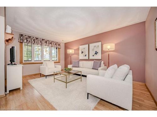 674 Highpoint Avenue, Waterloo, ON - Indoor Photo Showing Living Room